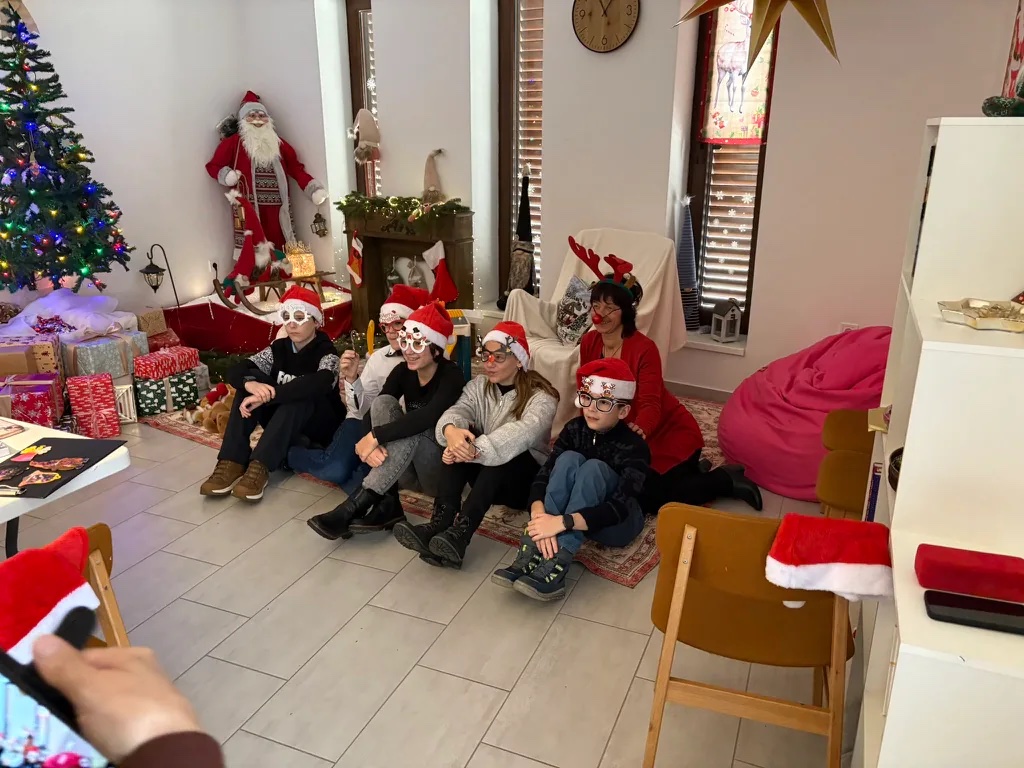 Az Ad-Lak adventi közösségi programjának résztvevői a Békesség Házában