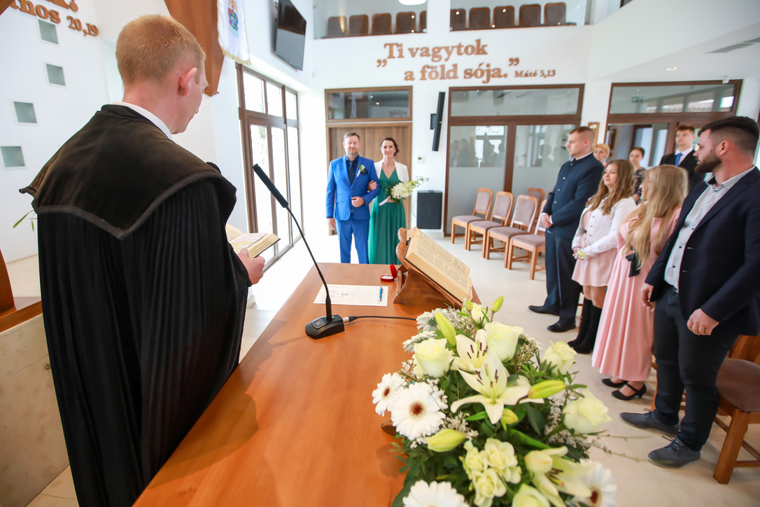 Házasságkötés megáldása a Békesség Házában