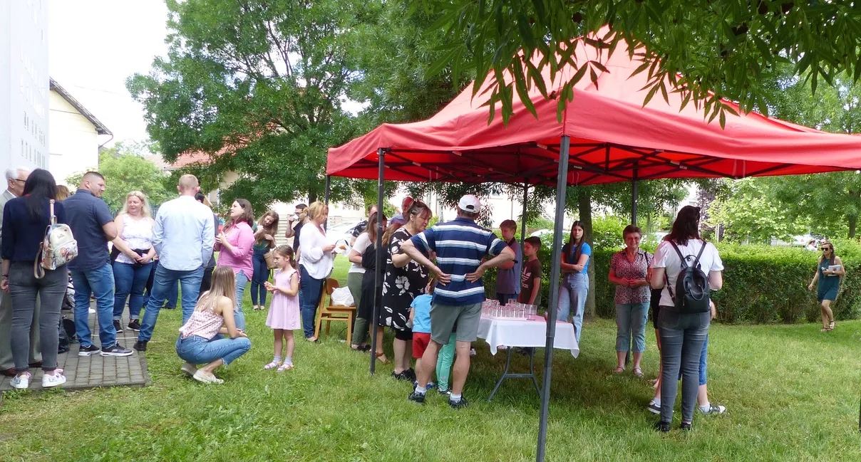 Istentisztelet utáni kávézás és beszélgetés a Békesség Háza udvarán